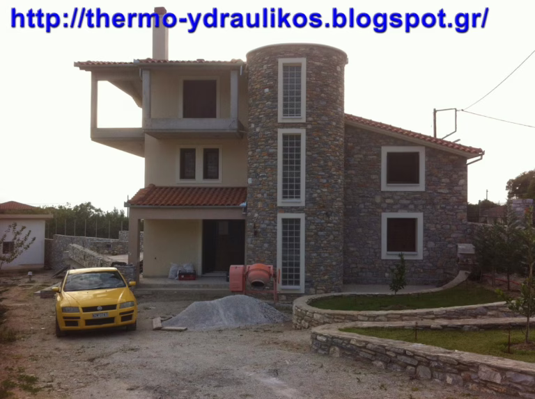 Θέρμανση σε τριώροφη μεζονέτα με ενδοδαπέδια θέρμανση, τζάκι καλοριφέρ, δοχείο αδρανείας και ηλιακή υποβοήθηση